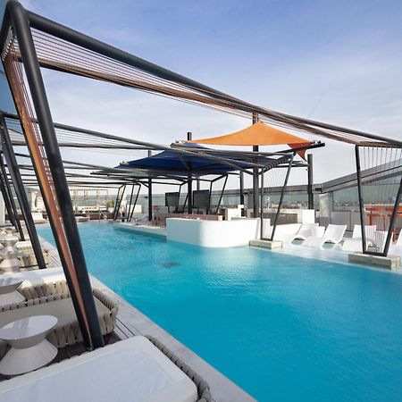 Hotel So/ Uptown Dubai Exterior foto The rooftop pool at the hotel