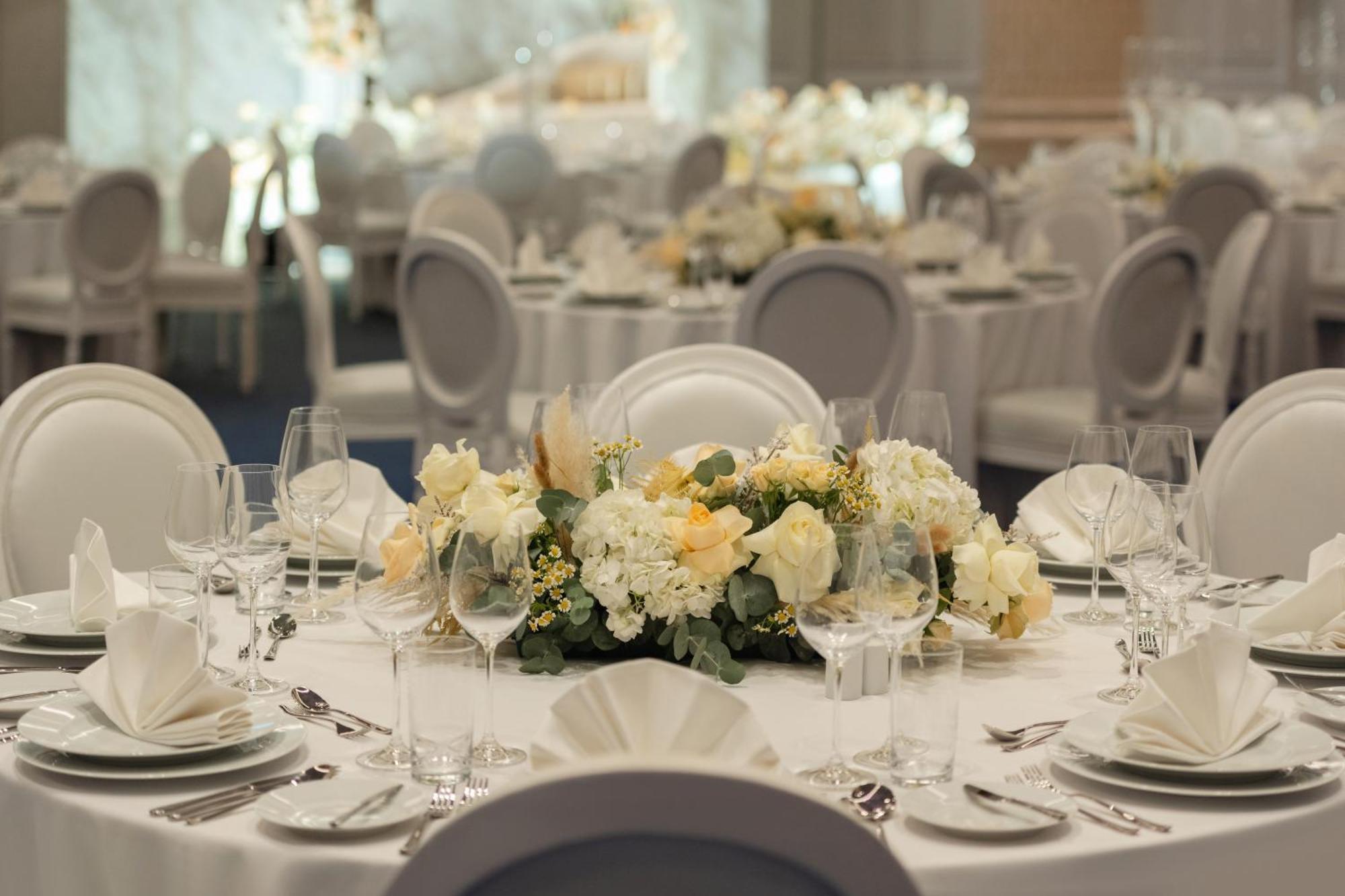 Hotel So/ Uptown Dubai Exterior foto A table set for a formal dinner