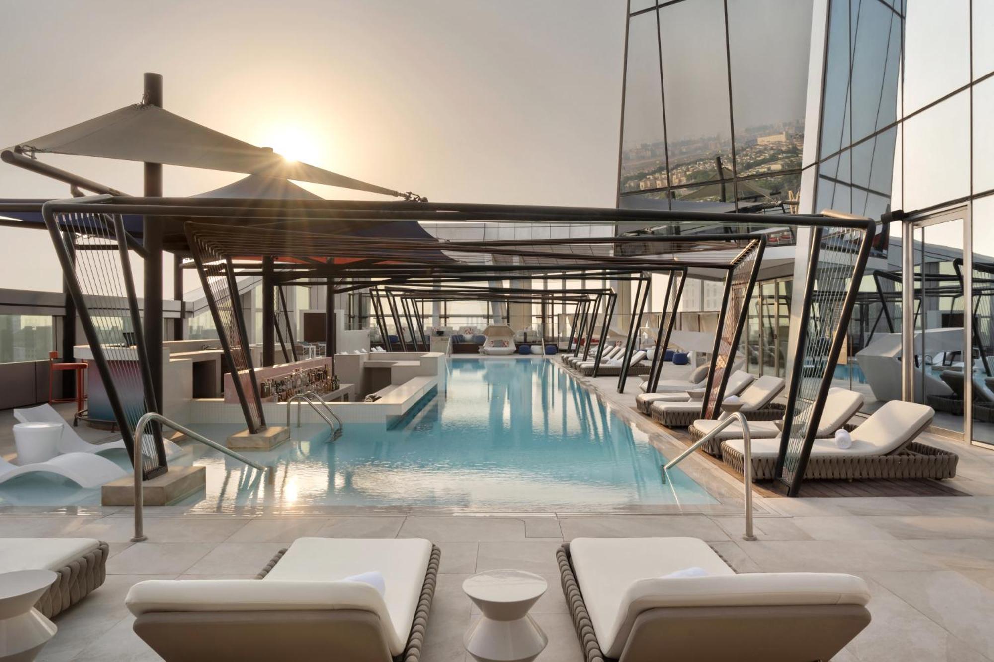 Hotel So/ Uptown Dubai Exterior foto The rooftop pool at the hotel