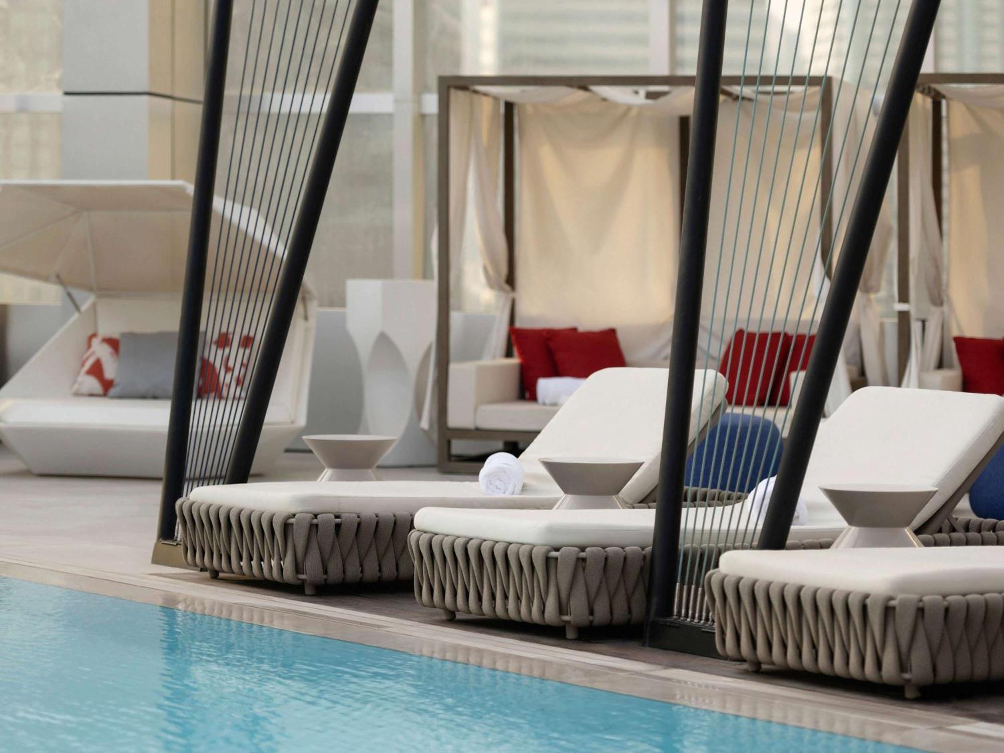 Hotel So/ Uptown Dubai Exterior foto Cabanas at the pool