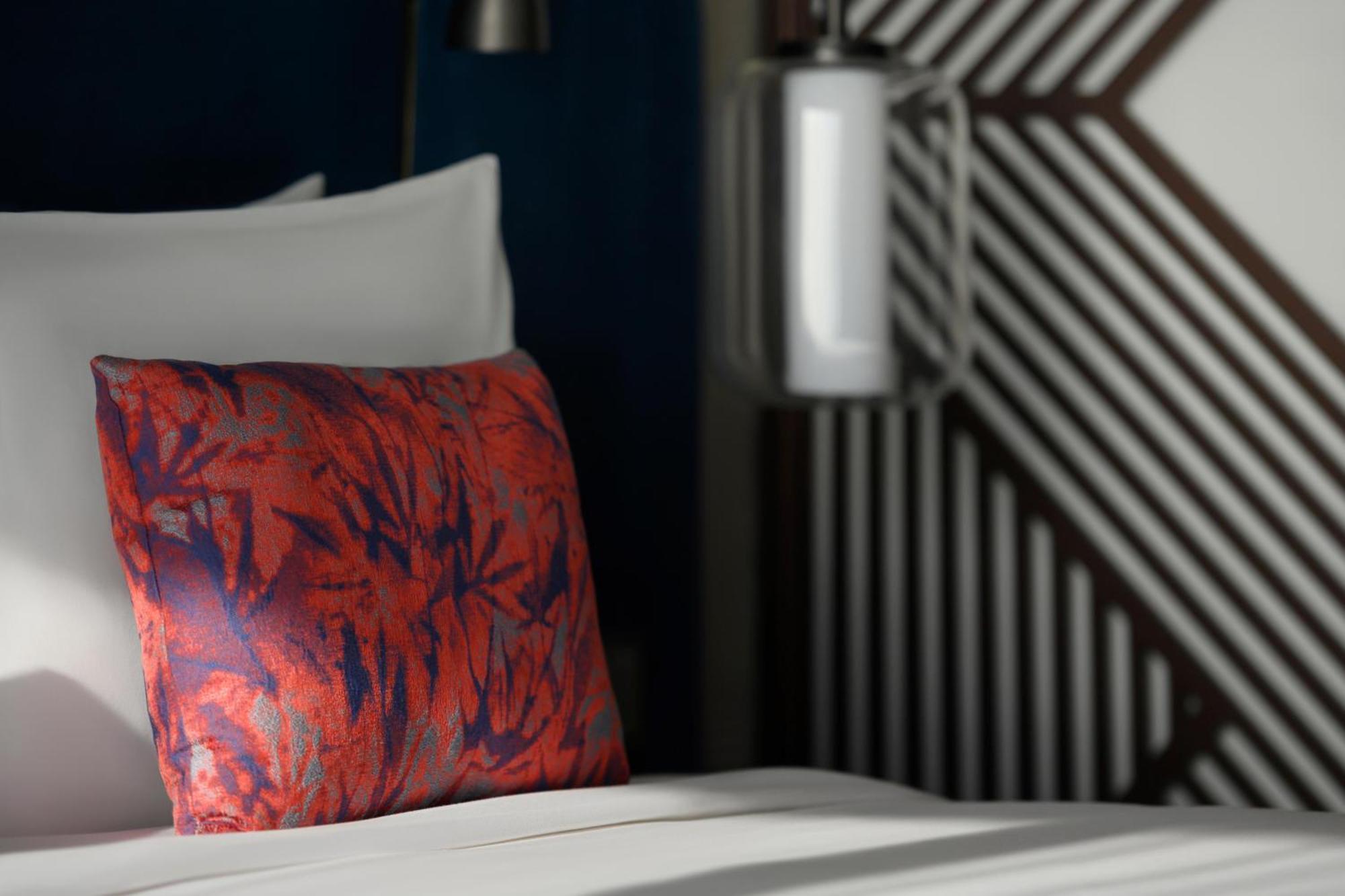Hotel So/ Uptown Dubai Zimmer foto A throw pillow