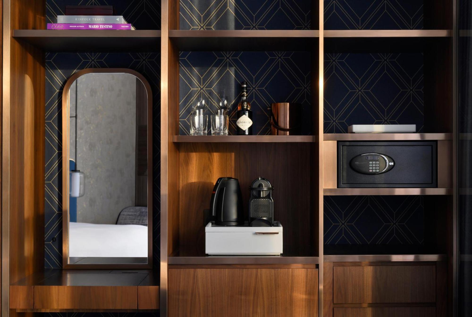 Hotel So/ Uptown Dubai Zimmer foto A safe in a hotel room