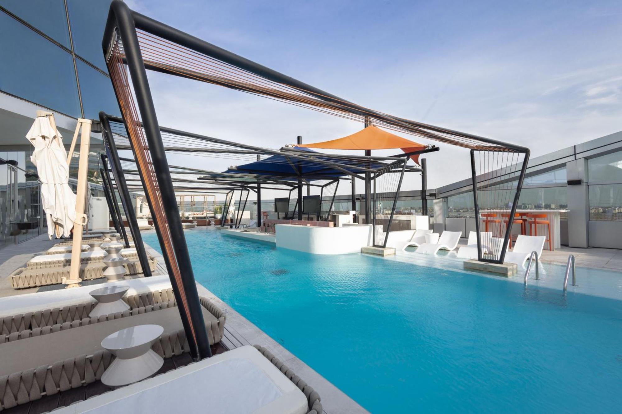 Hotel So/ Uptown Dubai Exterior foto The rooftop pool at the hotel